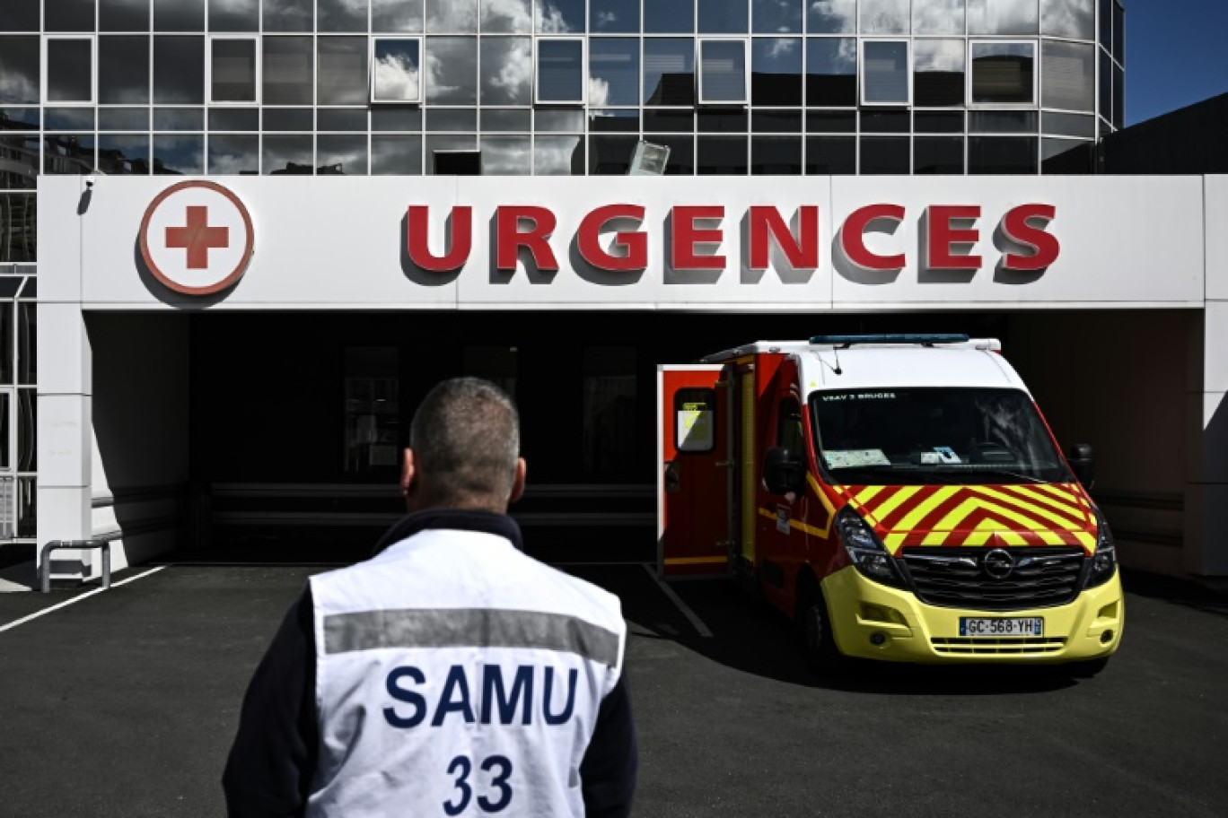 Un pharmacien vaccine un patient contre la grippe à Paris le 13 octobre 2020 © Ludovic MARIN