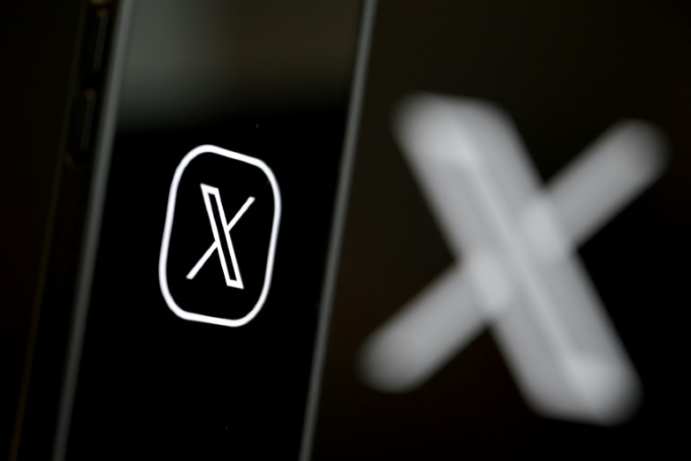 Le logo de X sur un smartphone à Bruxelles le 27 septembre 2024 © Nicolas TUCAT