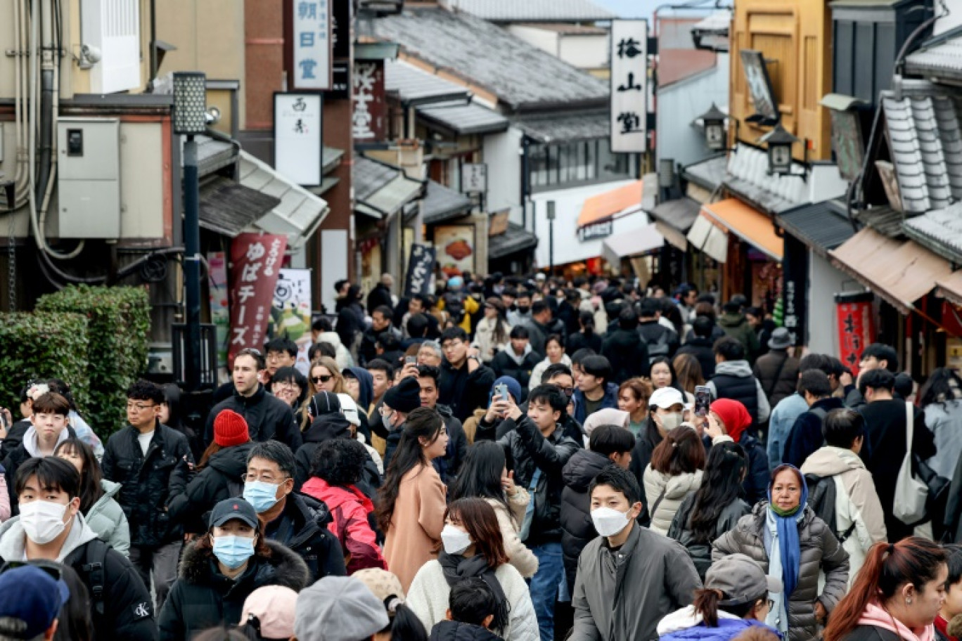 La ville japonaise de Kyoto, connue pour ses temples bouddhistes séculaires et ses rues traditionnelles, est engorgée par un afflux croissant de visiteurs qui met à rude épreuve ses infrastructures © PAUL MILLER