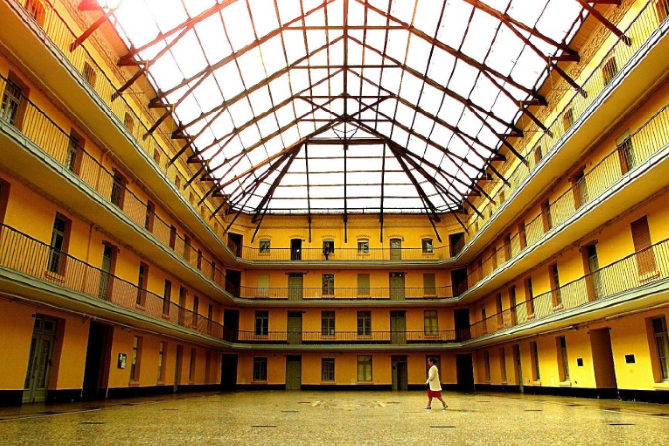 Le grand hall d'un pavillon du familistère de Guise, le 17 septembre 1999 © PHILIPPE HUGUEN