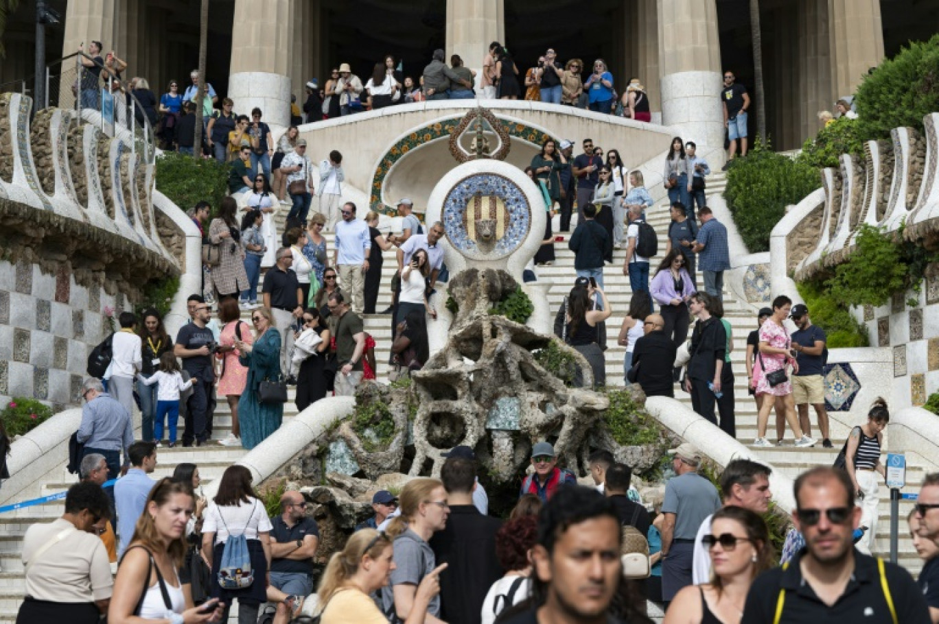 Des touristes visitent le parc Güell, le 11 octobre 2024 à Barcelone (Espagne) © Josep LAGO