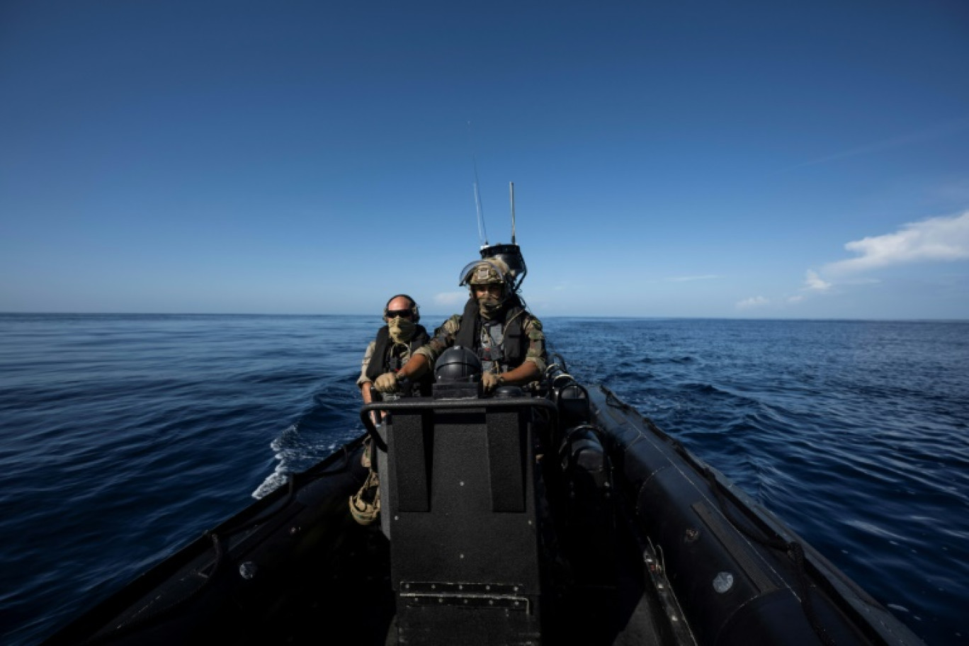 Des commandos de la marine française à bord d'un pneumatique Etraco en mission au large de la Martinique, le 15 novembre 2024 aux Antilles © JULIEN DE ROSA