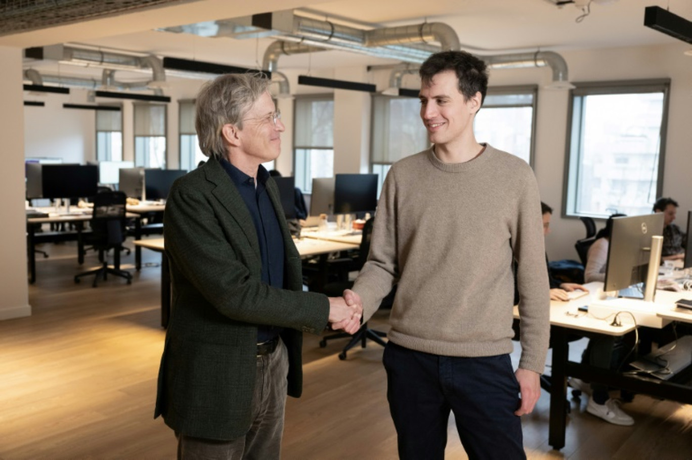 Le PDG de l'AFP Fabrice Fries (gauche) et le fondateur de Mistral au siège de la start-up à Paris le 15 janvier 2025 © BERTRAND GUAY