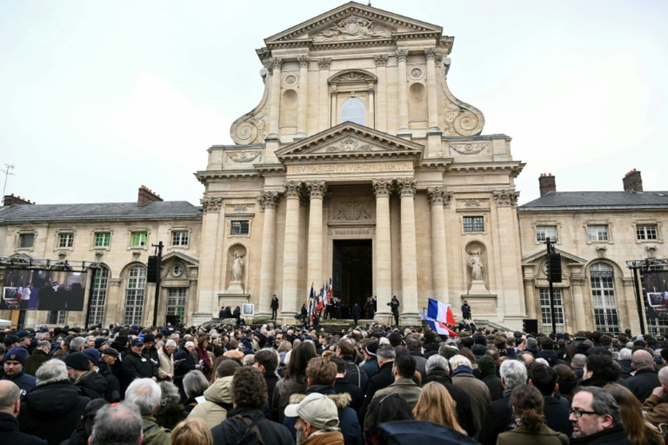 Foule devant l'église Notre-Dame du Val-de-Grâce, Paris le 16 janvier 2025 © Bertrand GUAY