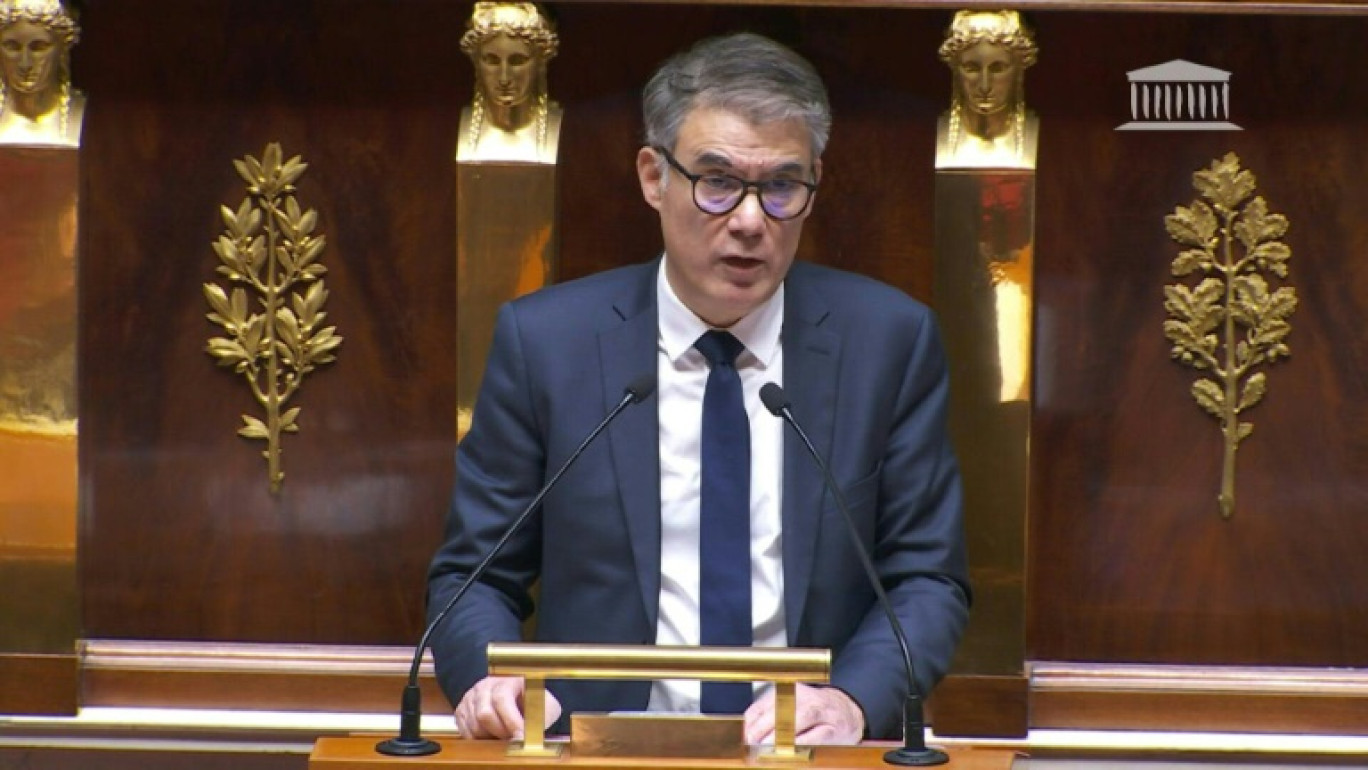 En refusant de voter la motion de censure, le PS fait sa mue