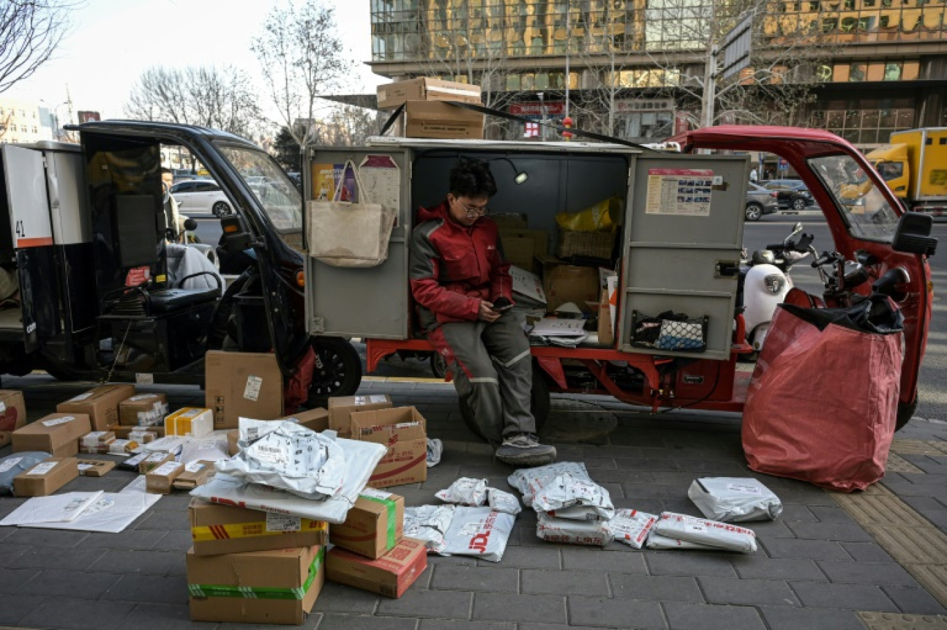 Une commerçante attend des clients à la foire du Nouvel an dans un centre commercial à Pékin, le 17 janvier 202. © Jade GAO