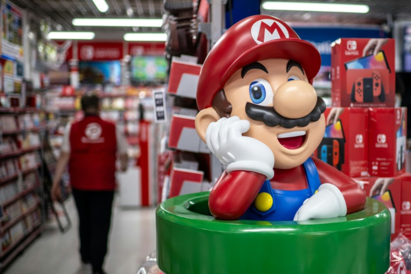 Une figurine Mario dans une boutique vendant des produits Nintendo, le 16 janvier 2025 à Tokyo © Philip FONG