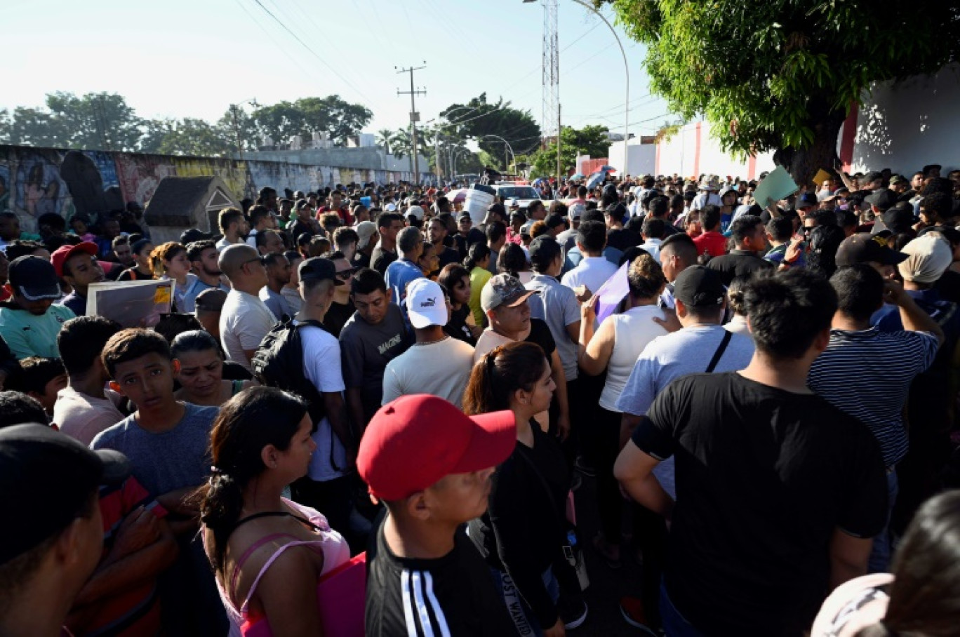 Des migrants attendent devant les bureaux de l'Institut national des migrations une autorisation pour se rendre aux Etats-Unis,le 13 janvier 2025 à Tapachula, dans le sud du Mexique © ALFREDO ESTRELLA