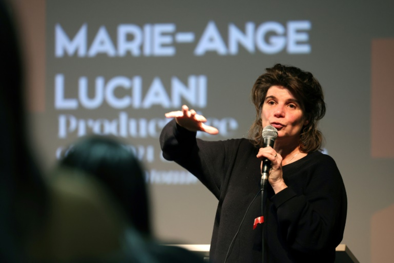 La productrice Marie-Ange Luciani s'exprime devant des élèves de son ancien lycée d'Ajaccio, le 15 janvier 2025 © Pascal POCHARD-CASABIANCA