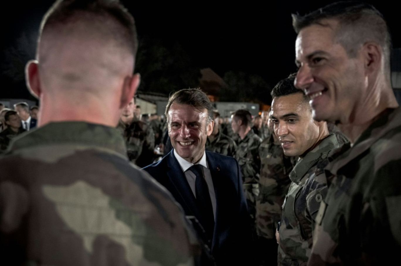 Emmanuel Macron et des soldats français lors d'un dîner de Noël à Djibouti, le 20 décembre 2024 © Nicolas MESSYASZ