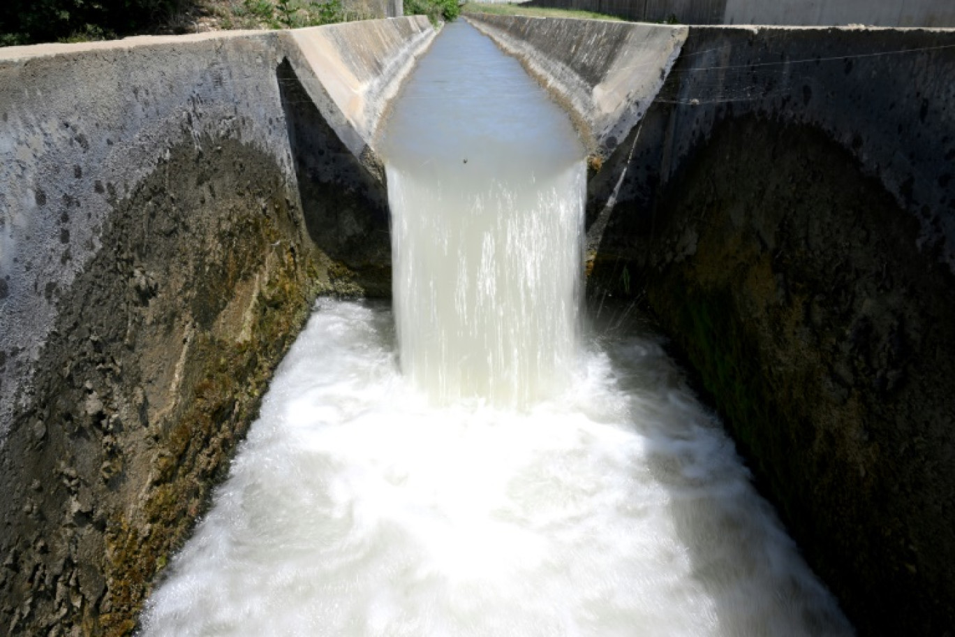 De l'eau se déverse dans des canaux près de Salon-de-Provence, le 23 juin 2023 © Nicolas TUCAT