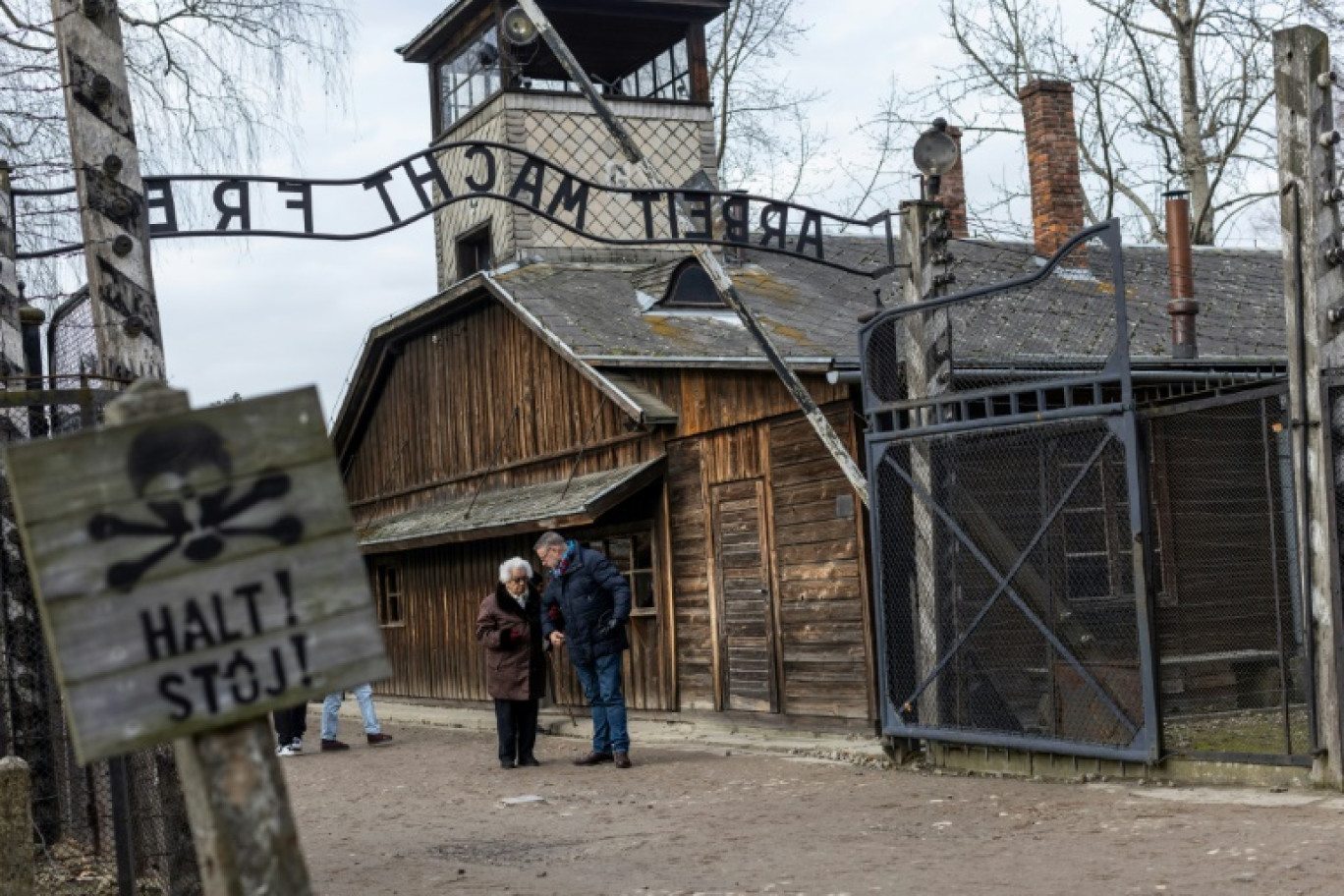 La survivante française Esther Senot, sur le site du camp d'extermination d'Auschwitz-Birkenau, le 5 décembre 2024 en Pologne © Wojtek RADWANSKI