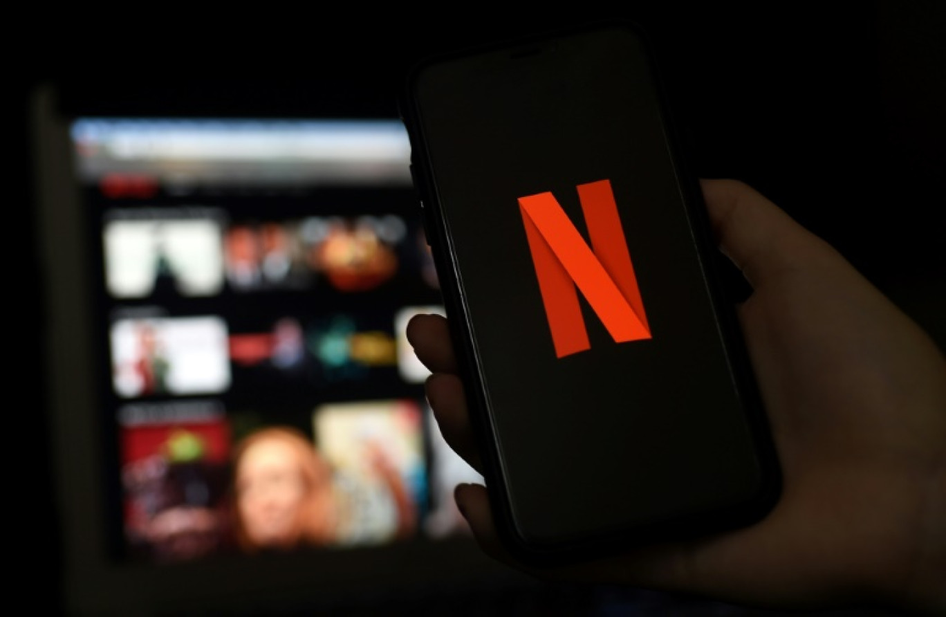 Netflix a lancé une formule moins chère avec de la publicité fin 2022, et espère commencer à en tirer des revenus significatifs cette année © Olivier DOULIERY