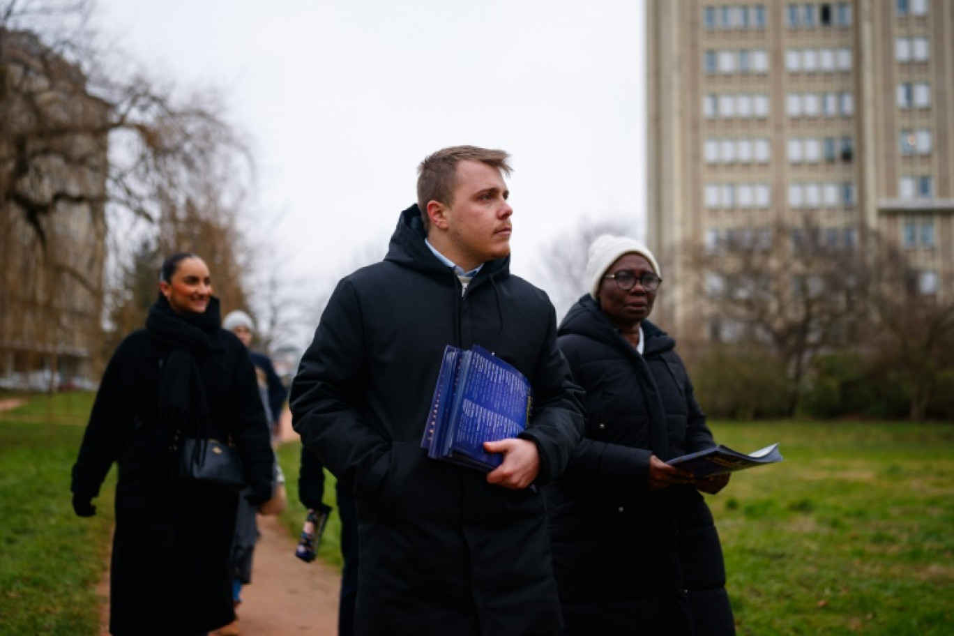 Le député insoumis Louis Boyard en campagne dans le cadre de la municipale anticipée de Villeneuve-Saint-Georges, dans le Val-de-Marne, le 18 janvier 2025. © Dimitar DILKOFF