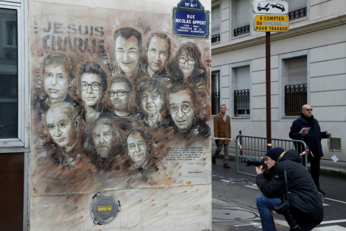 L'œuvre du street artiste français Christian Guemy, alias "C215", représentant des membres du journal satirique Charlie Hebdo peinte sur un mur près des bureaux de l'hebdomadaire, rue Nicolas Appert, le 7 janvier 2020 à Paris © FRANCOIS GUILLOT