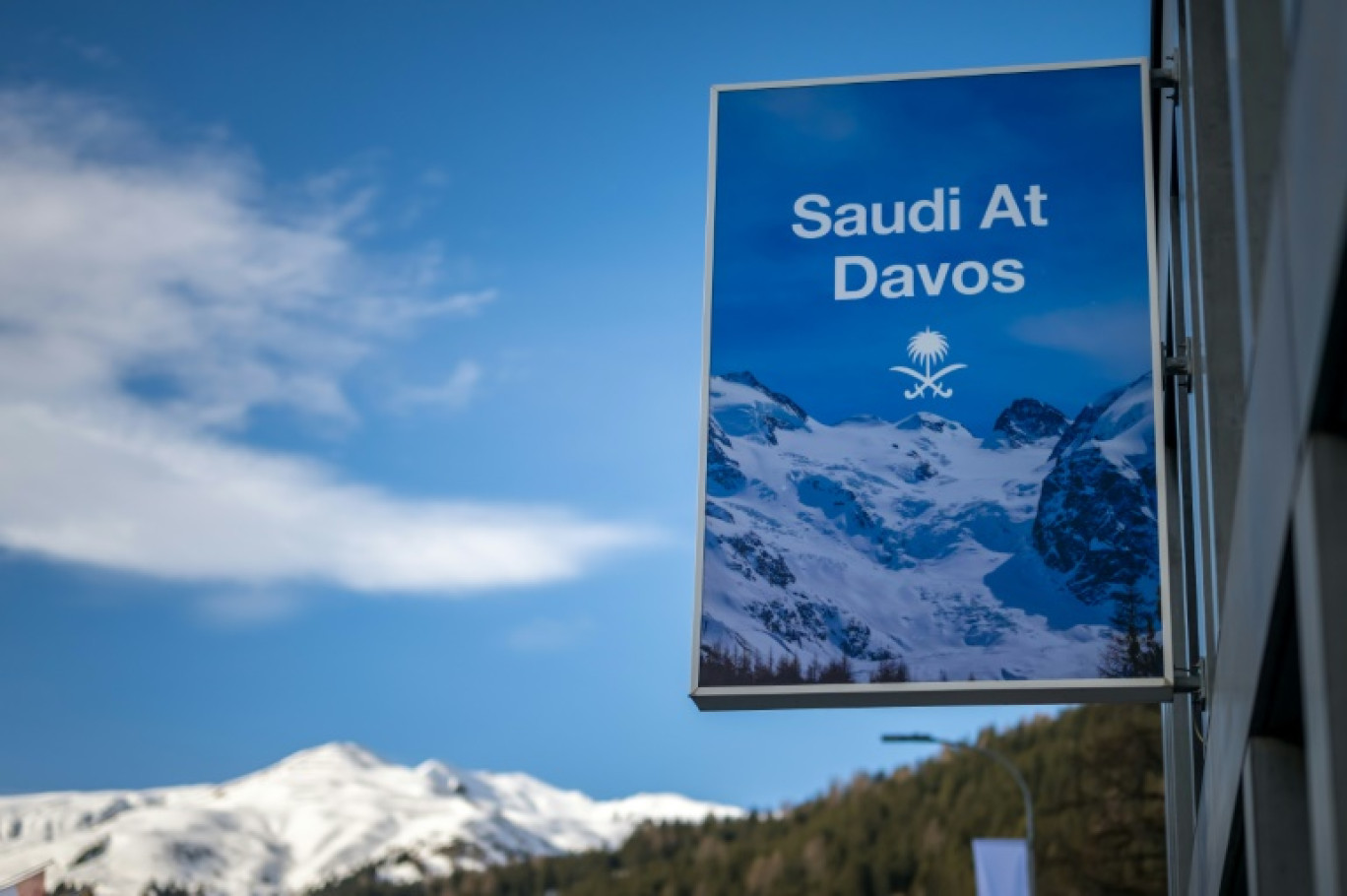 L'un des deux immeubles occupés par la représentation saoudienne à Davos, le 24 janvier 2025 en Suisse © Fabrice COFFRINI