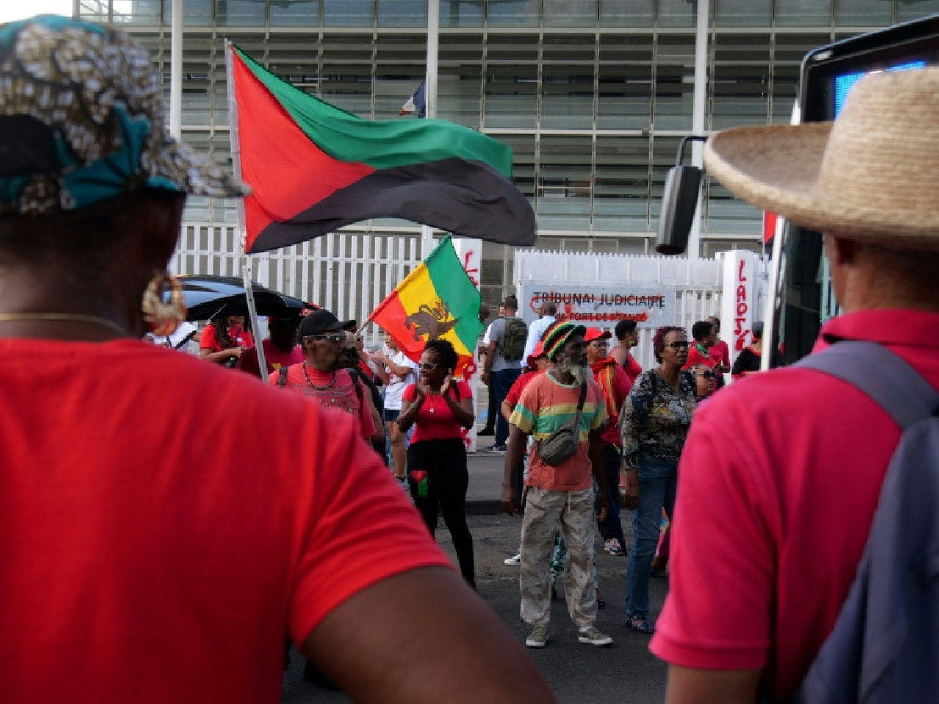 Des manifestants se rassemblent pendant le procès de Rodrigue Petitot, à Fort-de-France, Martinique, le 21 janvier 2025 © Thomas THURAR