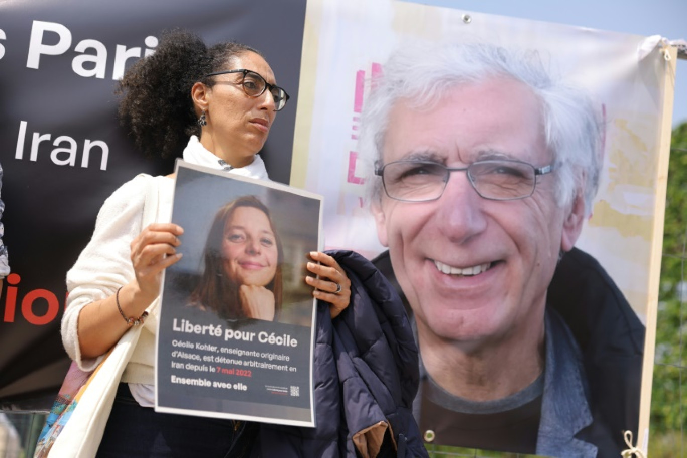 Les portraits de Cécile Kohler et de son compagnon Jacques Paris détenus en Iran, lors d'une manifestion pour leur libaration à Paris le 14 mai 2023 © Thomas SAMSON