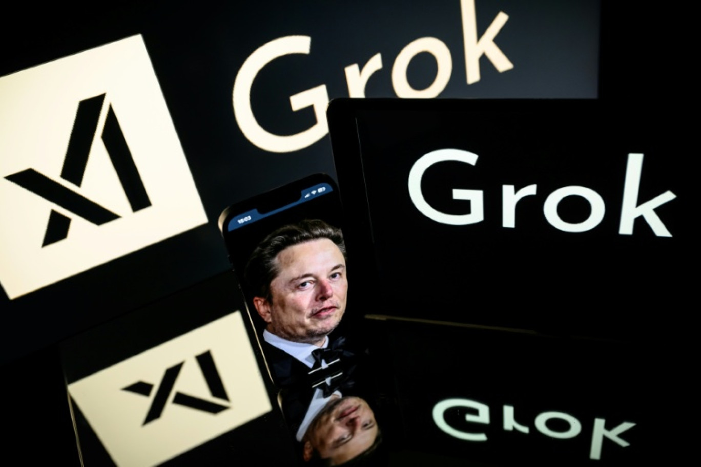 Le milliardaire Elon Musk, avec le logo de start-up d'IA générative xAI qui a développé le chatbot Grok en réponse à ChatGPT © Lionel BONAVENTURE