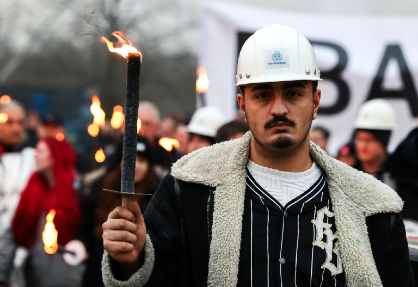 Manifestation de salariés de ThyssenKrupp contre les 11.000 suppressions d'emploi annoncées d'ici 2030 par le groupe de sidérurgie, le 12 décembre 2024 à Duisbourg (Allemagne) © LEON KUEGELER