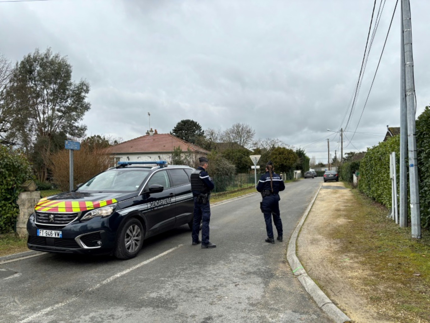 Des gendarmes sécurisent la zone à Méreau, dans le Cher, après l'enlèvement du cofondateur de Ledger, le 23 janvier 2025 © Tom MASSON