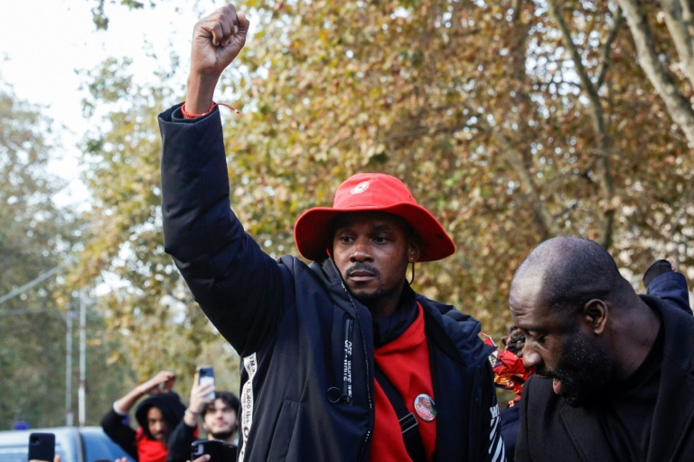 Rodrigue Petitot (c), président du Rassemblement pour la protection des peuples et des ressources afro-caribéens (RPPRAC), et leader du mouvement contre la vie chère en Martinique, participe à une marche à Paris, le 3 novembre 2024 © GEOFFROY VAN DER HASSELT