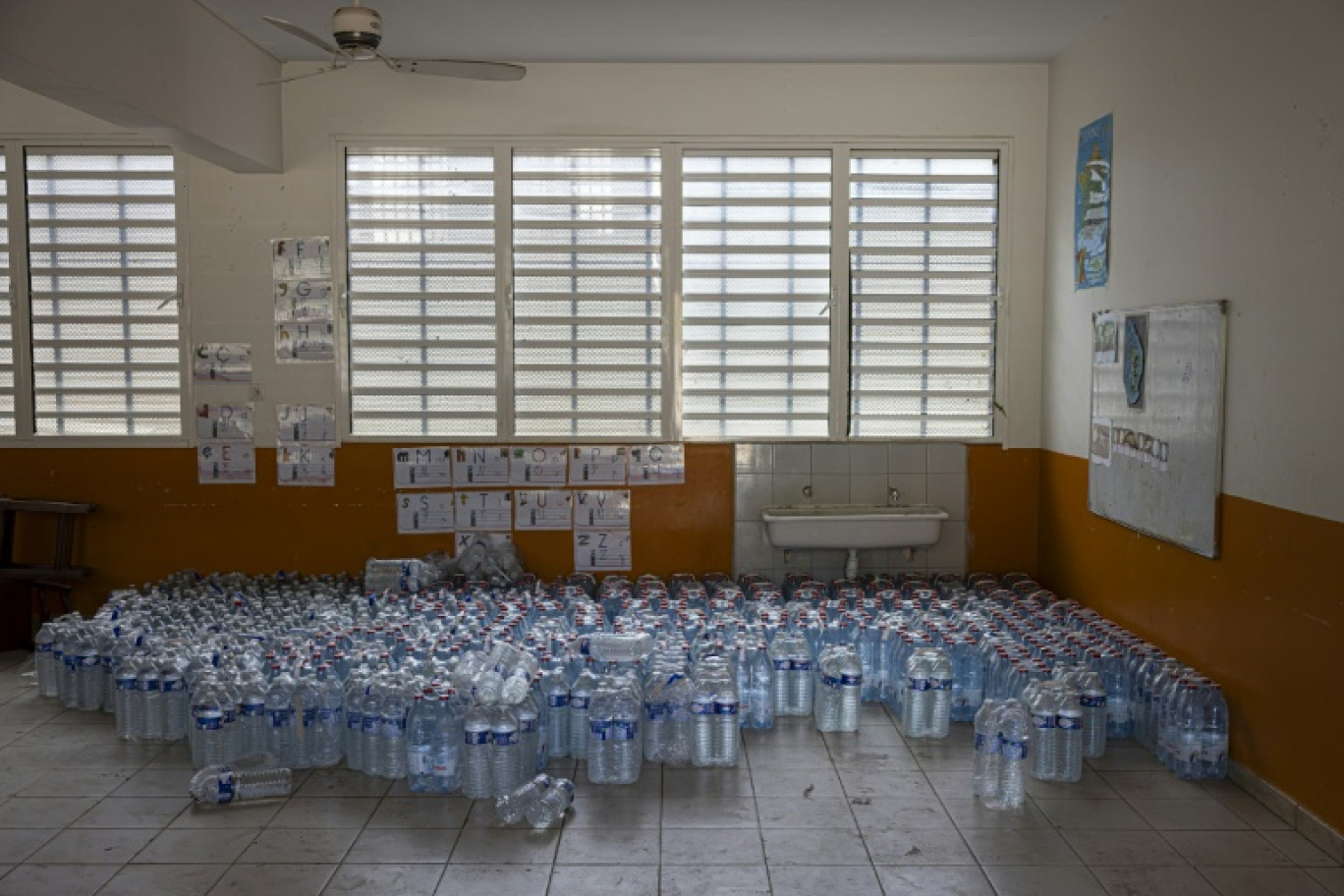 Les distributions de bouteilles d'eau sont en vigueur depuis le passage de Chido qui a ravagé Mayotte, le 14 décembre 2024, mais ne couvrent pas tous les besoins de la population © PATRICK MEINHARDT