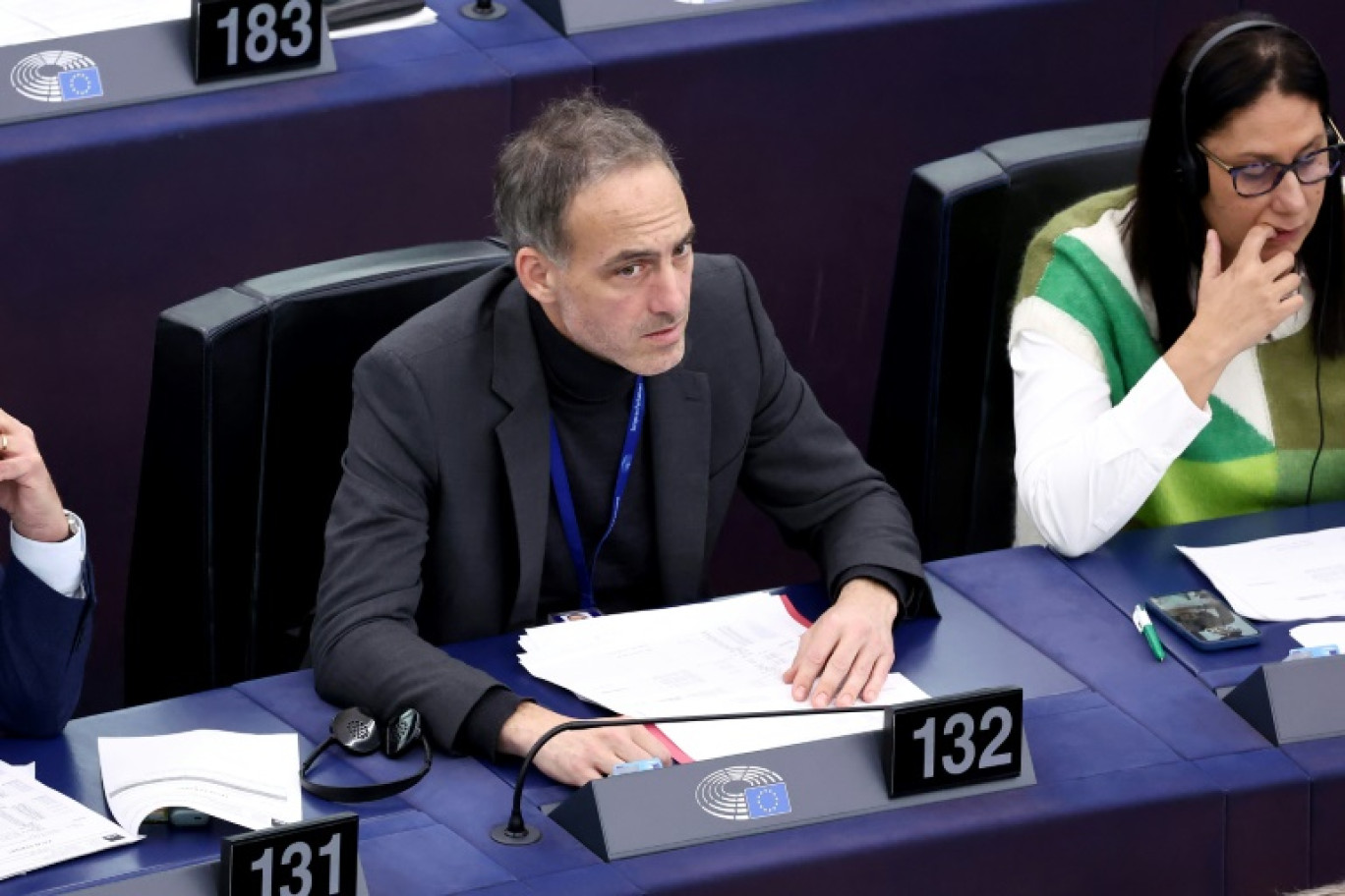 Raphaël Glucksmann (c) au Parlement européen, le 23 octobre 2024 à Strasbourg © FREDERICK FLORIN