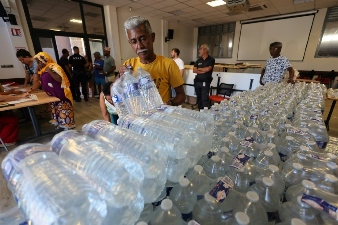 Des habitants attendent une distribution de bouteilles d'eau à Saint-André, à La Reunion, le 17 janvier 2025 © Richard BOUHET