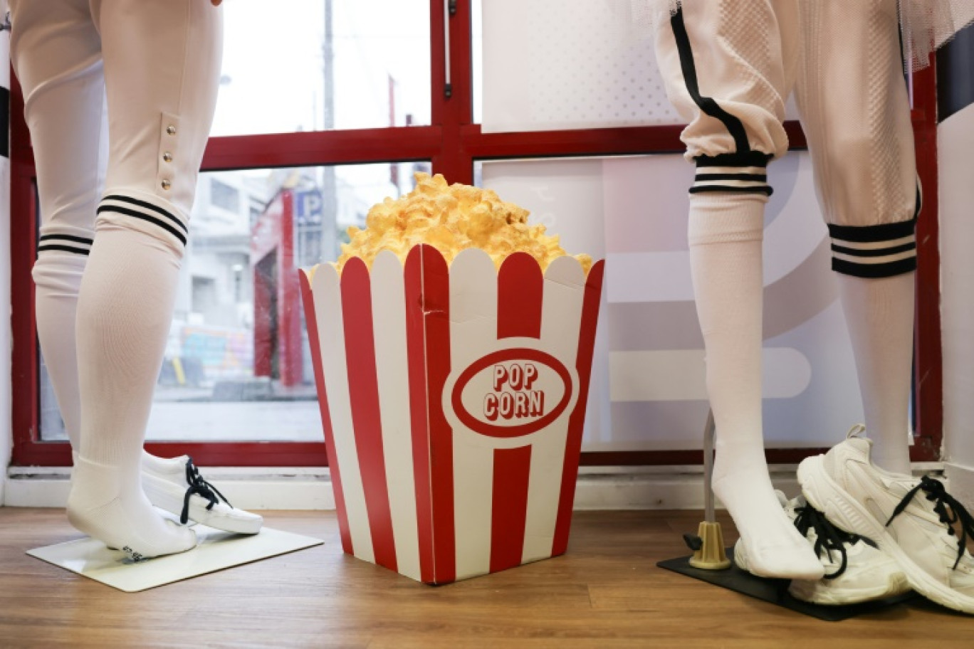 Un faux cornet de pop-corn décoratif parmi les objets des JO-2024 vendus à Saint-Ouen, en Seine-Saint-Denis, le 24 janvier 2025 © Thibaud MORITZ