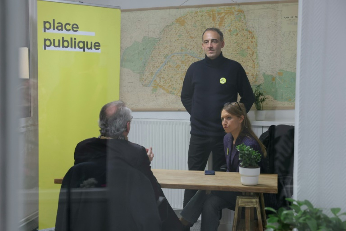 Les eurodéputés et co-présidents de Place publique, Raphaël Glucksmann et Aurore Lalucq, à l'inauguration des locaux du mouvement à Paris, le 25 janvier 2025 © Thomas SAMSON