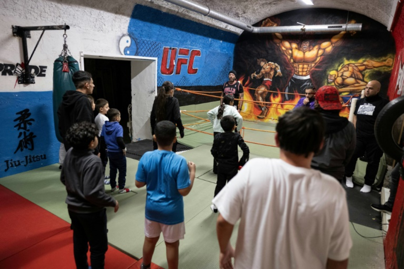 Des enfants du quartier de Saint-Henri s'échauffent avec un entraînement de boxe à Marseille le 13 janvier 2025 © Miguel MEDINA