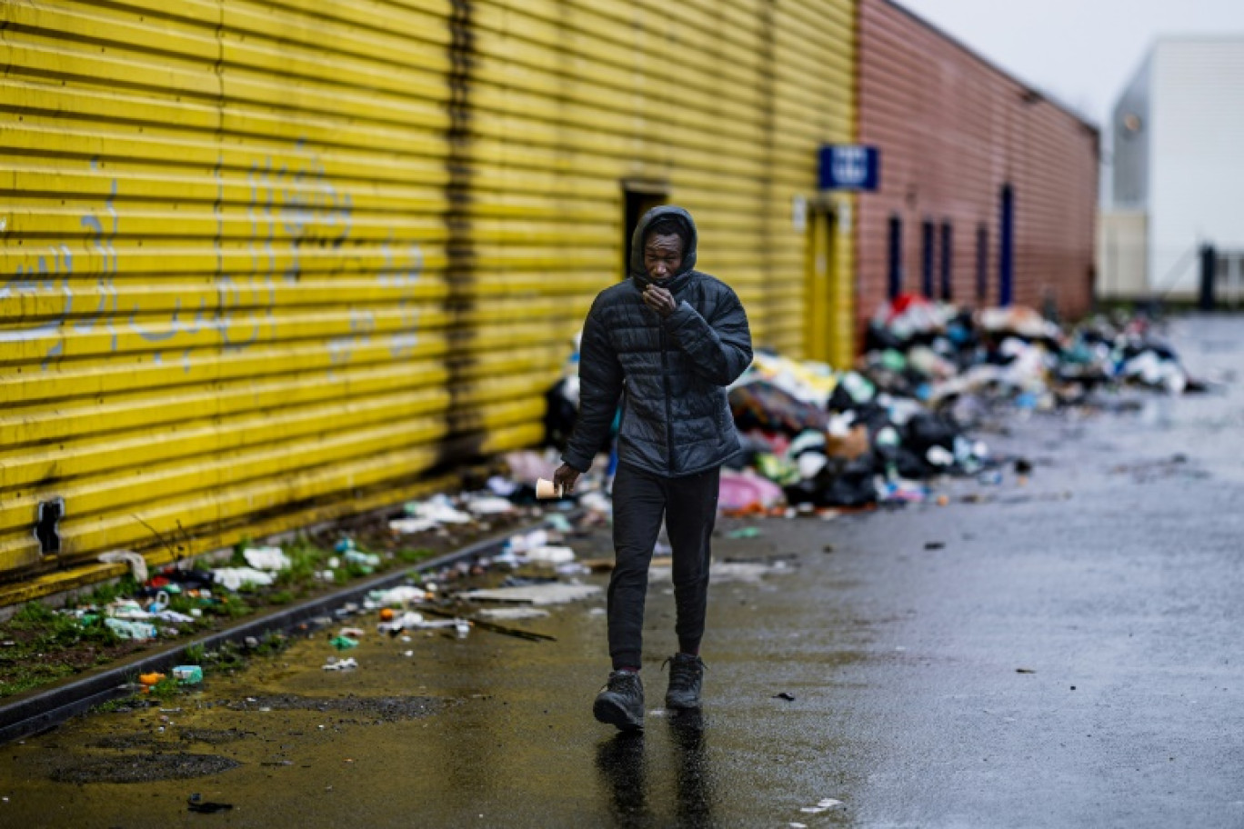 Un  soudanais devant un entrepôt abandonné, où des migrants s'abritent pendant les mois d'hiver, à Marck, près de Calais, dans le Pas-de-Calais, le 24 janvier 2025 © Sameer Al-DOUMY