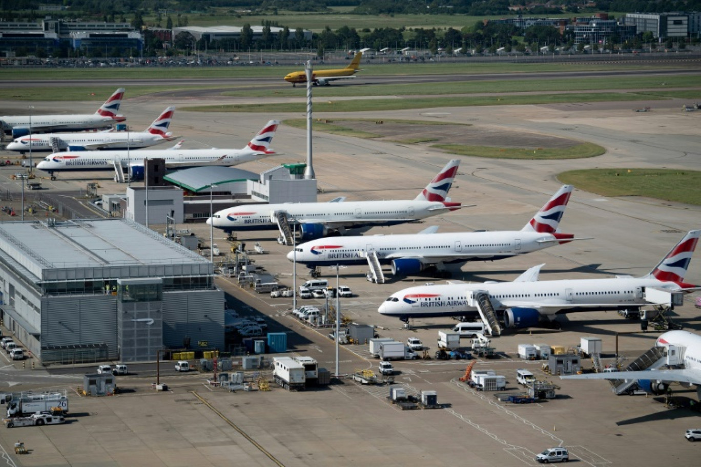 Des avions de la compagnie aérienne British Airways, le 13 juin 2021 à l'aéroport londonien d'Heathrow © Brendan Smialowski