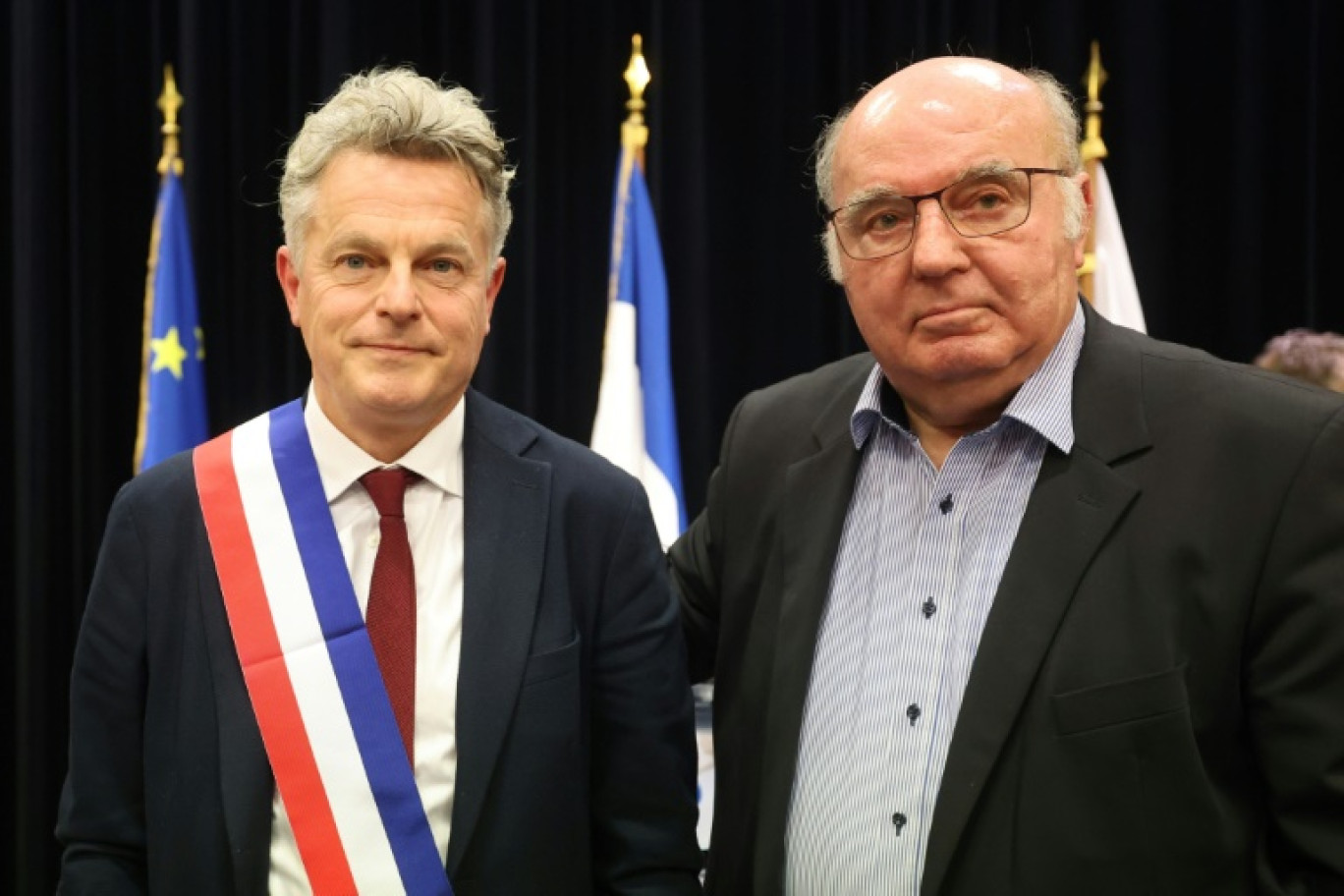 Le secrétaire national du PCF, Fabien Roussel, élu maire de Saint-Amand-les-Eaux, dans le Nord, au côté de son prédécesseur Alain Bocquet, le 30 janvier 2025 à Saint-Amand-les-Eaux © FRANCOIS LO PRESTI