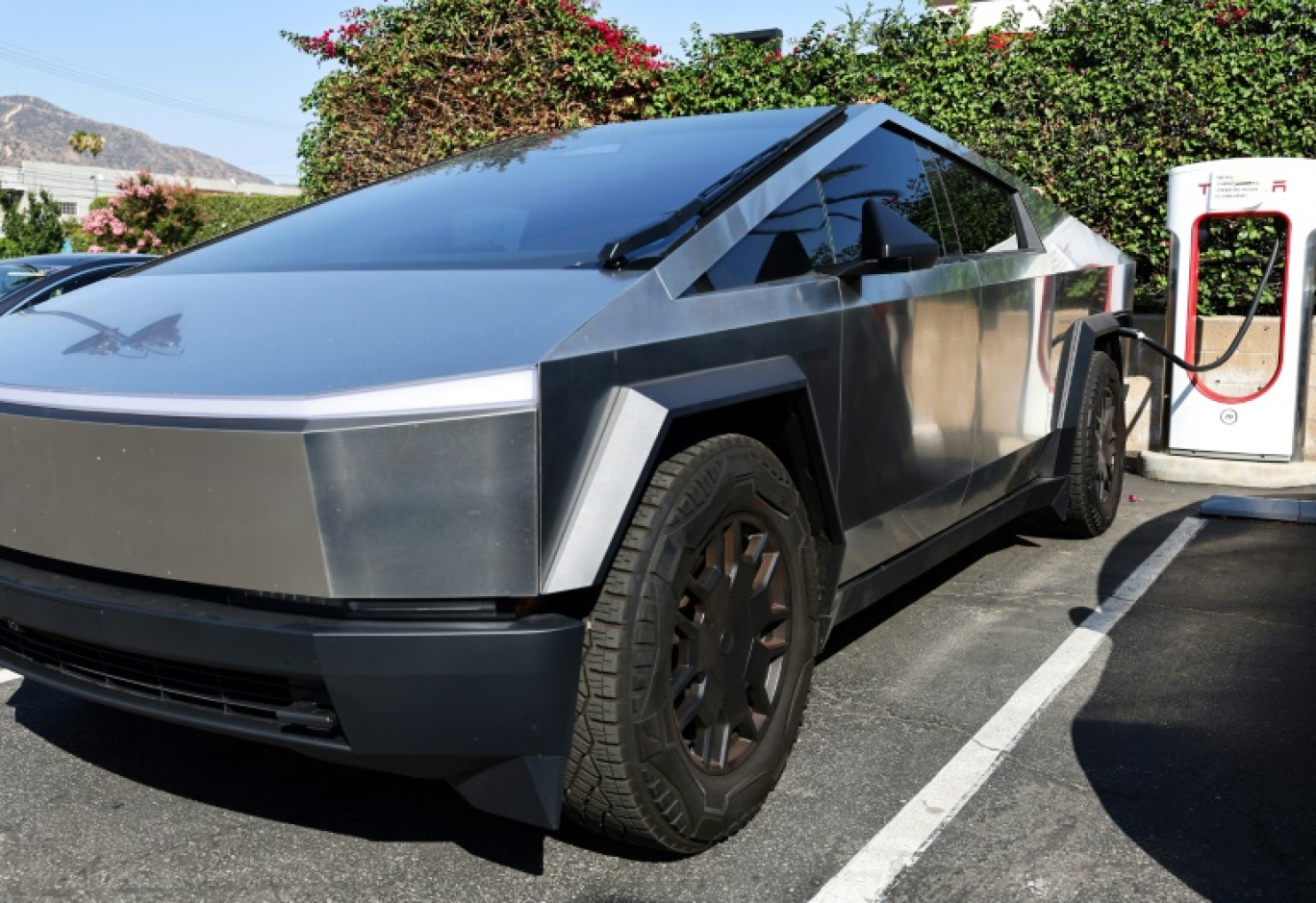 Le Cybertruck de Tesla dont les livraisons ont commencé fin 2023, le 24 juillet 2024 à Burbank (Californie) © MARIO TAMA