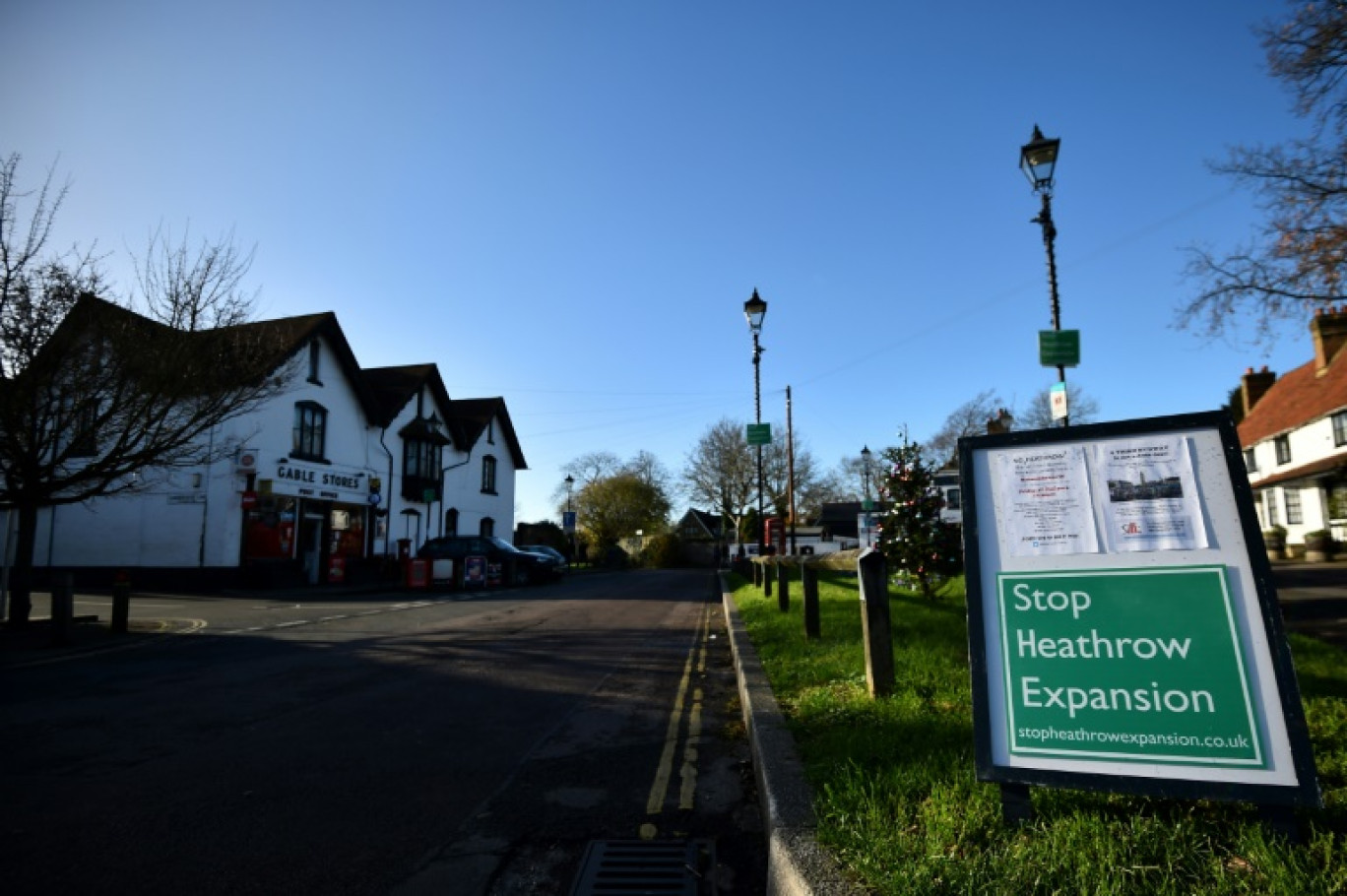 Un panneau de l'organisation "Stop à l'extension d'Heathrow" dans le village de Harmondsworth, à l'ouest de Londres, le 4 décembre 2015 © BEN STANSALL