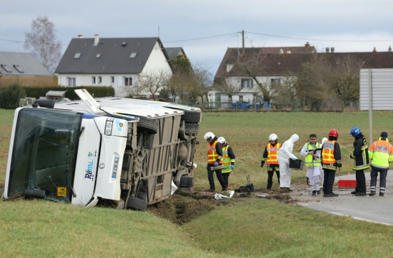 Circulation bloquée sur les lieux de l'accident d'un car scolaire à proximité de Châteaudun (Eure-et-Loir), le 30 janvier 2025 © Tom MASSON