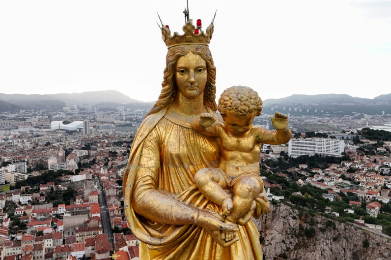 La statue dorée de la Vierge Marie au sommet de la basilique Notre-Dame de la Garde à Marseille, le 23 janvier 2025 © Viken KANTARCI