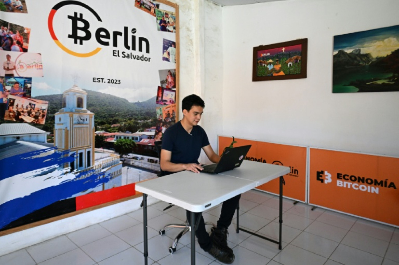 Gerardo Linares travaille dans son bureau du Centre communautaire du Bitcoin, créé pour les Salvadoriens et étrangers intéressés par la cryptomonnaie, à Berlin, au Salvador, le 20 janvier 2025 © Marvin RECINOS