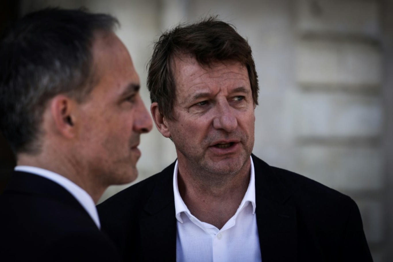 Le sénateur écologiste Yannick Jadot (droite) et Raphaël Glucksmann (gauche) lors d'un rassemblement du mouvement Place publique à la Réole dans le sud-ouest de la France le 5 octobre 2024 © Thibaud MORITZ