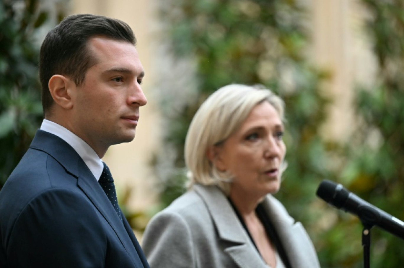 Jordan Bardella (g) et Marine Le Pen, le 16 décembre 2024 à l'hôtel Matignon à Paris © LOU BENOIST