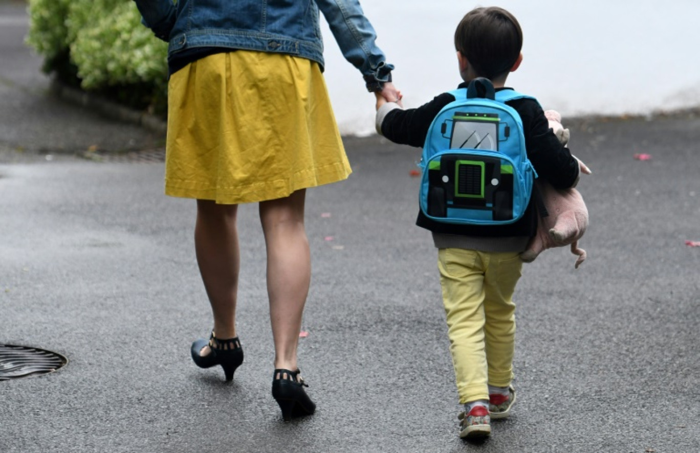 Un quart des jeunes enfants de famille monoparentale vivent seuls avec leur mère sans aucun contact avec leur père, et sont particulièrement exposés à la précarité © FRED TANNEAU