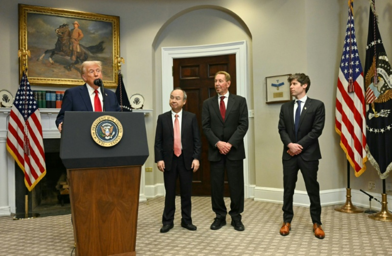 Le président américain Trump entouré de Masayoshi Son (3e d), président-directeur général de SoftBank, Larry Ellison (2e d), directeur général d'Oracle et Sam Altman (d), directeur général d'Open AI, à la Maison Blanche, le 21 janvier 2025 à Washington © Jim WATSON