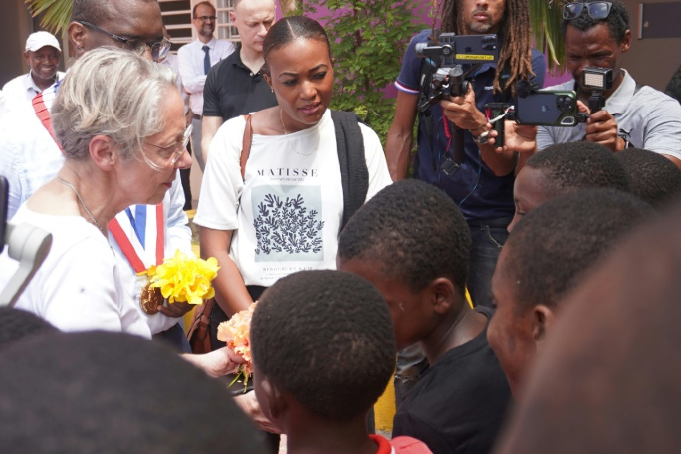 La ministre de l'Education, Elisabeth Borne, a promis de rétablir l'école "le plus vite possible" pour y accueillir les élèves toute la journée, Mayotte le 30 janvier 2025. © Marine GACHET