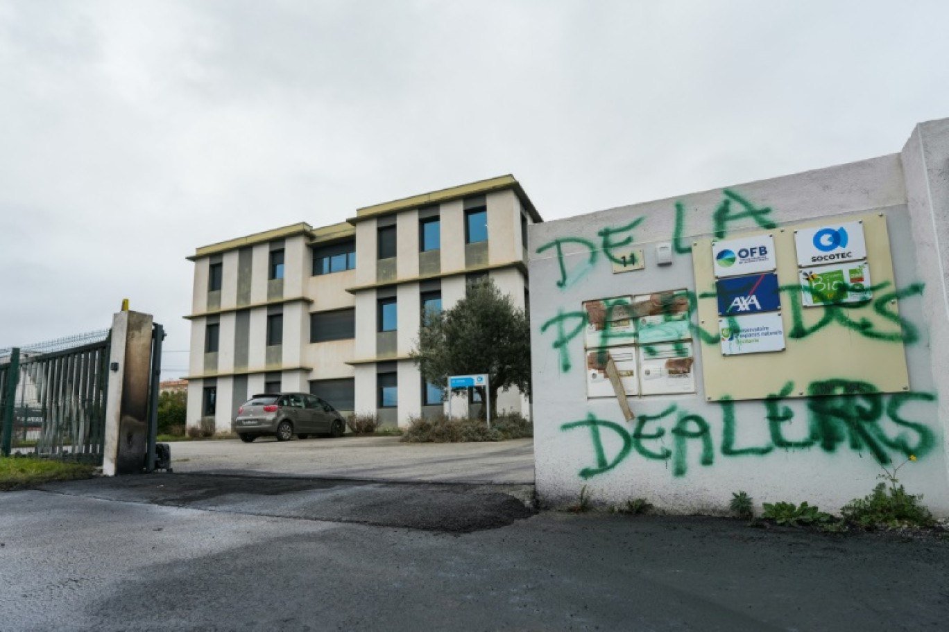 Le siège départemental de l'OFB, tagué et incendié, le 22 janvier 2025 à Trèbes, dans l'Aude © IDRISS BIGOU-GILLES