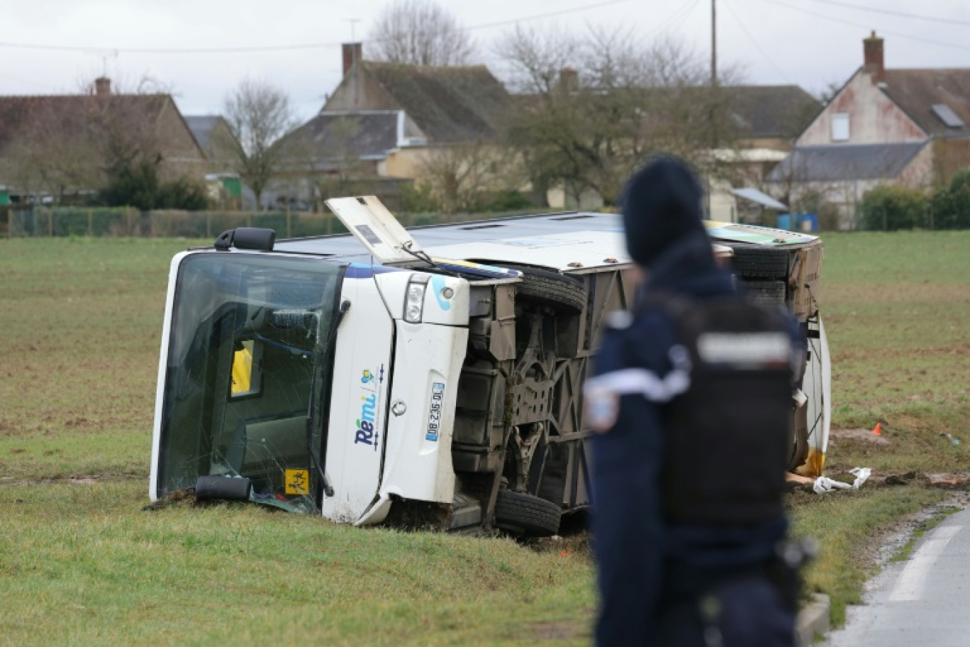 Un gendarme devant le bus scolaire accidenté à Jallans, en Eure-et-Loir, le 30 janvier 2025 © Thomas SAMSON