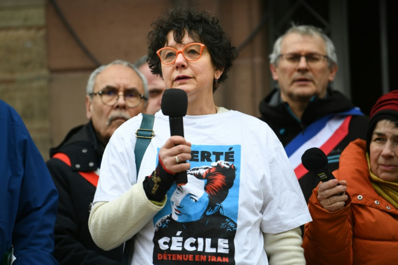 Mireille, la mère de Cécile Kohler, enseignante emprisonnée en Iran depuis 1000 jours sur des accusations d'espionnage contestées, lors d'une manifestation appelant à la libération de sa fille, à Soultz (Haut-Rhin), le 31 janvier 2025 © ELSA RANCEL