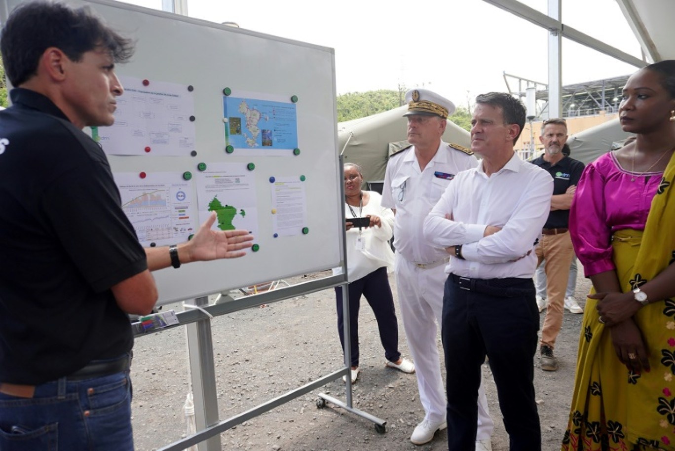 Le ministre des Outre-mer Manuel Valls (c) visite le camp de base d'Enedis et d'EDF à Longoni pour la réparation du réseau électrique, le 31 janvier 2025 à Mayotte © Marine GACHET