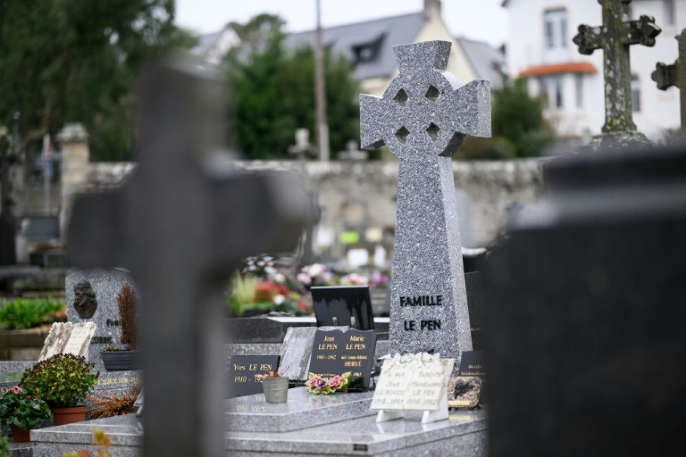 Le caveau de la famille  Le Pen au cimetière de La Trinité-sur-Mer, le 7 janvier 2025 © Loic VENANCE